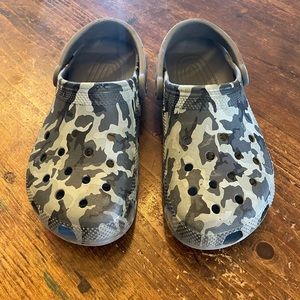 Crocs - youth camo size J6